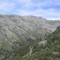 La suite du parcours : vallon d'Asinau et son refuge tout au fond, Monte Incudine (ou Alcudina : 2134 m) plus haut sommet de Corse du sud