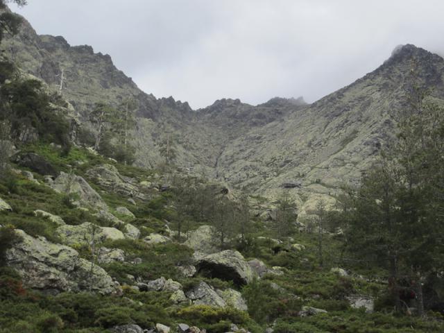 Ravin du Stranciacone et refuge de Tighiettu, Bocca Minuta (2218 m) au fond à droite