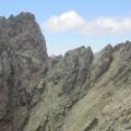 Cirque de la solitude - E Cascettoni - Punta Rossa (2247 m), Bocca Tumasginesca (Col Perdu - 2183 m). La sortie du cirque se fait par l'échancrure la plus à droite. Le GR chemine en suivant la grosse écaille de droite