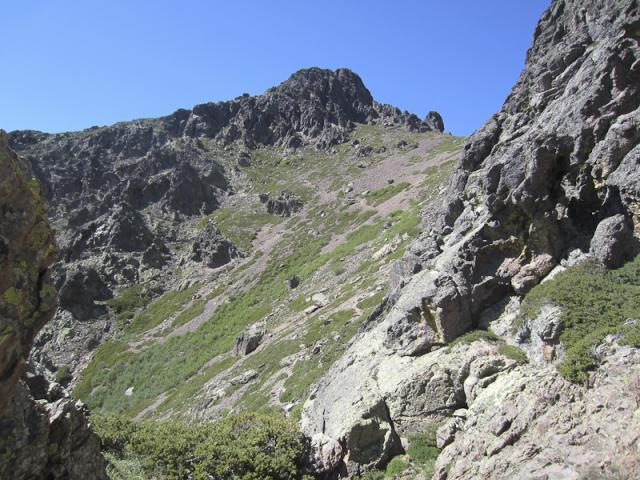 Capu Ladroncellu (2145 m), le GR 20 passe entre les barres rocheuses pour déboucher sur la gauche