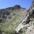 Capu Ladroncellu (2145 m), le GR 20 passe entre les barres rocheuses pour déboucher sur la gauche