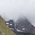 L'Aiguille Noire de Peuterey (3772 m) dans les nuages