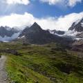 Refuge Elisabetta Sordini sous les Aiguilles de Glacier et les Aiguilles de Tré-la-Tête